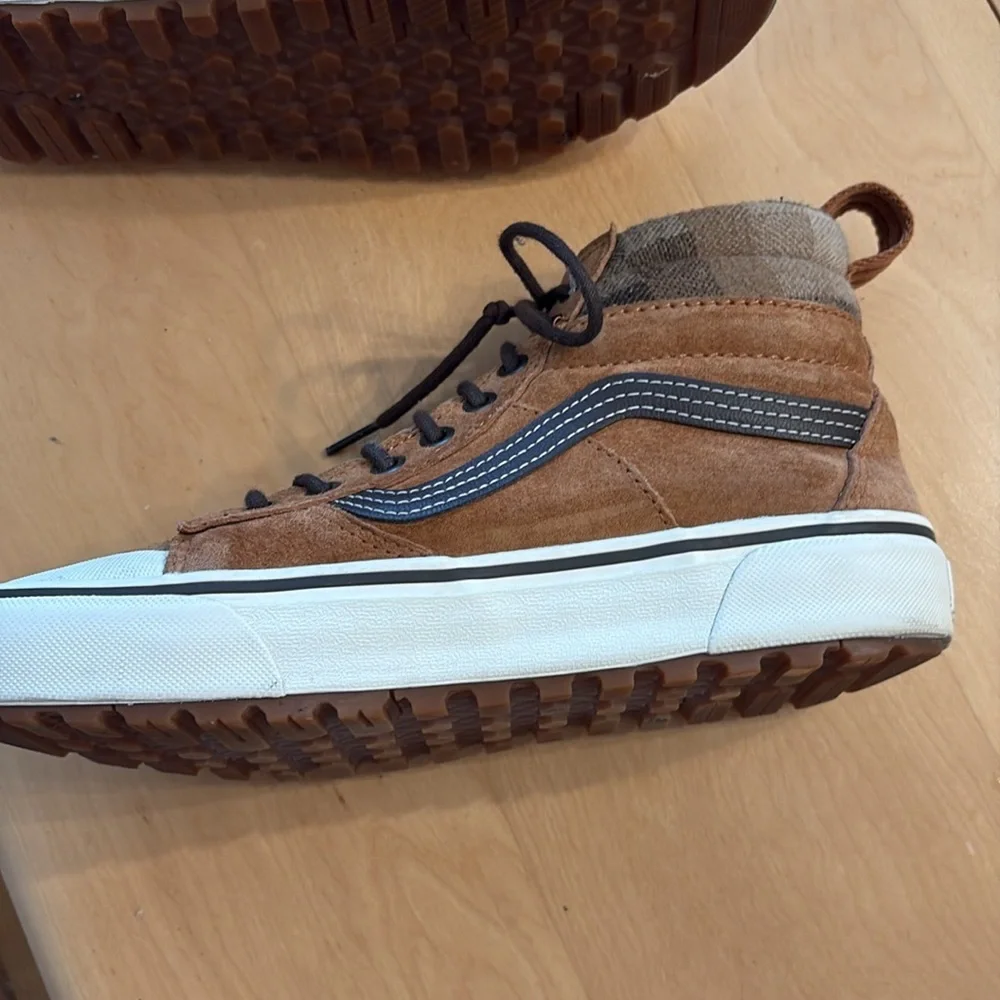 VANS Women’s SK8 HI MTE Glazed Ginger Suede Waterproof Sneakers. Size 8.5